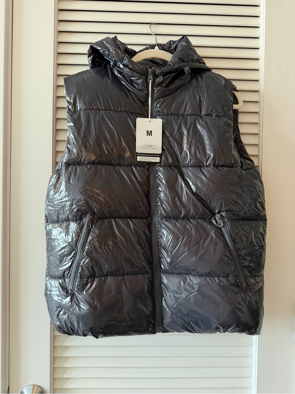 [TAGS ON] Amazon Essentials Women's Shiny Quilted Hooded Puffer Vest - Black